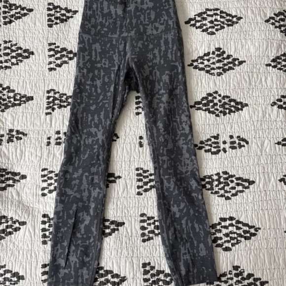 ✨ Lululemon Women’s Camo Leggings – Sleek & Supportive ✨ - Picture 1 of 3